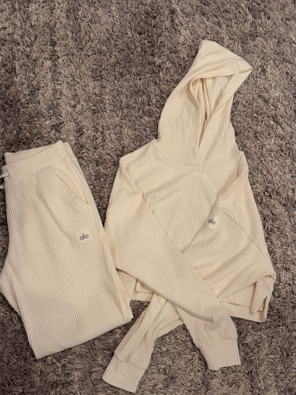 Alo Yoga Muse Hoodie & Sweatpants
Set Ivory Size Small - Picture 5 of 5